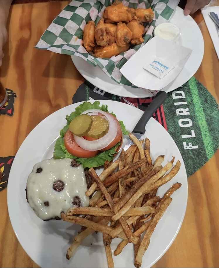 Sidelines Sports Bar and Grill photo 5