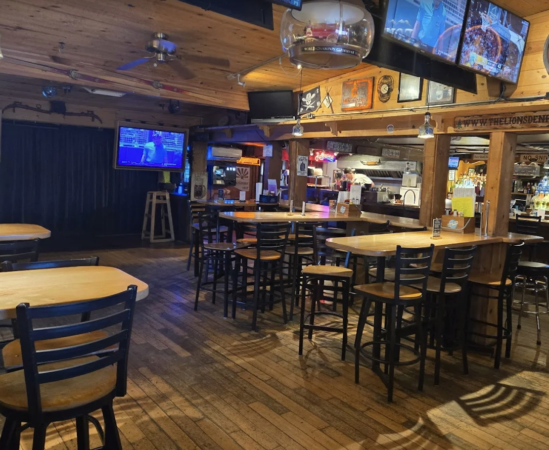 The Lions Den Bar & Grill photo 7