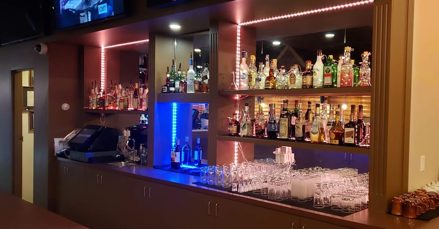Super 8  Trappers Pub photo 3