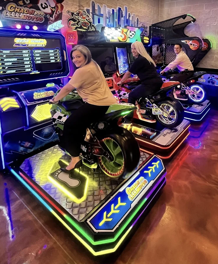 Divine Wolf Sports Bar & Grill photo 2
