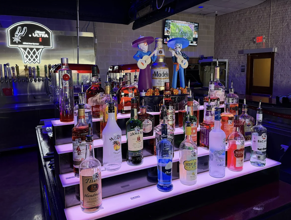 Divine Wolf Sports Bar & Grill photo 3